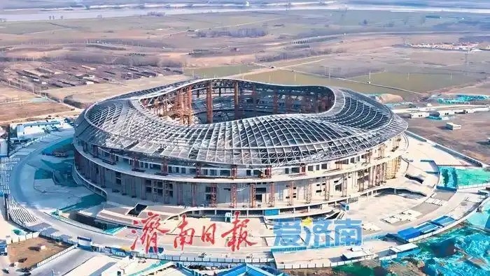 魯媒：戴上1.6萬噸“鋼鐵巨冠”，黃河體育中心球場完成屋蓋施工