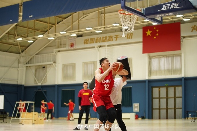 中國籃球之隊官博：大塊頭 大能量 祝李炎哲25歲生日快樂！