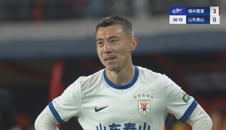 34分鐘0-3落后！36歲鄭錚苦笑36歲大雷沮喪 替補(bǔ)席黃政宇神態(tài)輕松
