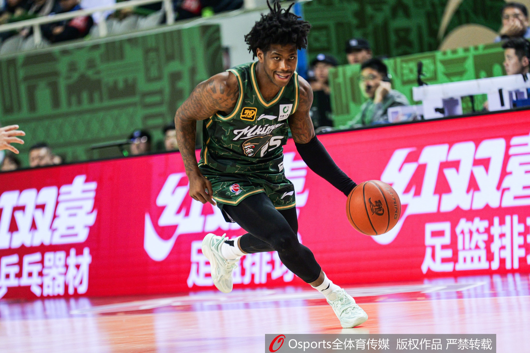 這外援猛得很！肯德里克-戴維斯16投12中&罰球18中15砍43分6板9助